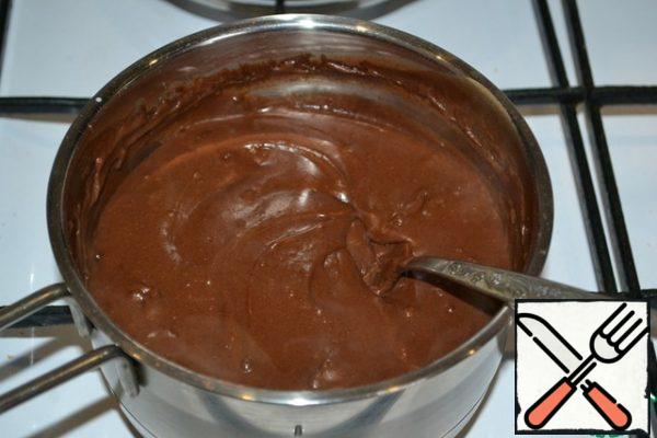 In a separate bowl, mix 300 ml of cold cream, vanilla sugar and 3 tablespoons of flour with a slide. Beat with a whisk so that there are no lumps. Pour this mixture into the hot chocolate mass and cook until thickened with continuous stirring.