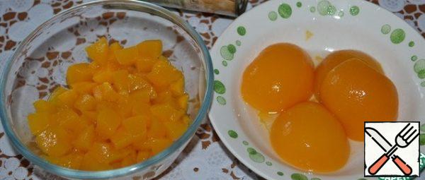 I took the peaches in syrup in halves. Very juicy and delicious. In total, there are 10 halves in the jar, of which we need to cut 6 pieces into cubes. If we consider the peaches whole, then there should be 3 pieces, and the halves, respectively, - 6.