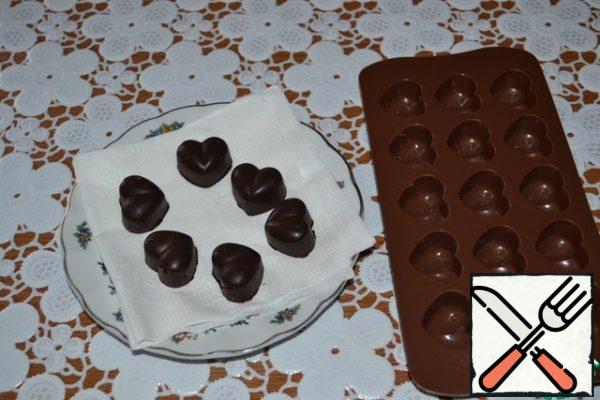 You can decorate to your taste, although it is not necessary, the cake looks rich, chocolate and very juicy!
Well, I decorated it with chocolate hearts, which I made from the remaining chocolate. Since the recipe required 140 g of chocolate, and 200 g for 2 tiles, I melted the remaining 60 g and a spoonful of butter and poured it into molds. I cooled it down and got these hearts.