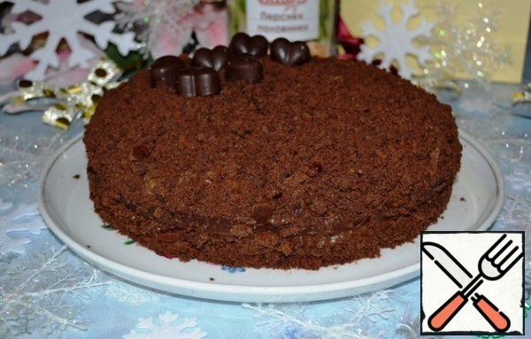 Yes, I completely forgot - put the finished cake in the refrigerator for 2-3 hours for complete impregnation, shrinkage and setting of the cream and sponge cake. Well, if you're not in a hurry, you can leave it overnight. Of course, I could not soak longer - mine required an urgent tasting!
Velvet truffle cake is ready for tea for dessert!