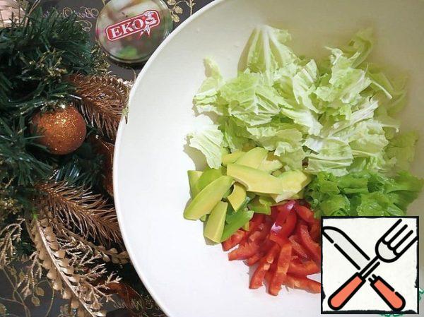 Peel and cut into small avocado slices. The soft part of the leaves of Peking cabbage and lettuce is randomly torn with our hands. Cut the bell pepper. Salt and pepper. Add the lemon juice to the olive oil and mix. Fill the salad with this mixture.
