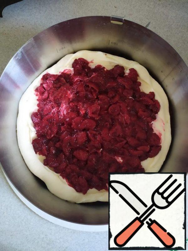 Put half of the cherry compote. Top lightly smear with cream , as if fixing the filling. Cover with the second cake , soak it with syrup , cover again with cream and put the remaining cherry compote. Put 3 cakes soaked in syrup. Remove the preparation to the refrigerator for 1 hour.
