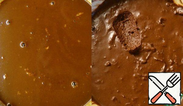 Stuffing is also better to do the day before. Finely chop the chocolate, mix with cocoa, pour in the hot milk and mix thoroughly. Don't be afraid - at first it turns out a little thin. Refrigerate for at least 4 hours. The result is a thick, airy mass.