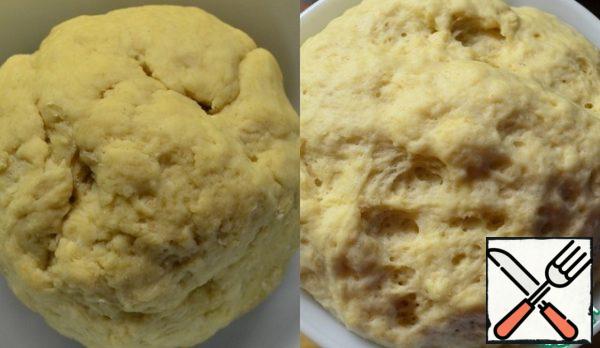 Add butter and sourdough to the sifted flour and knead the dough. Cover it and put it in the heat for 1 hour to approach.