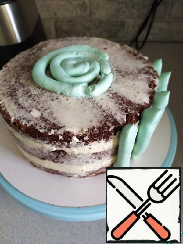 Apply a rough coating. Then cover the cake with cream of the desired color. Carefully level it.