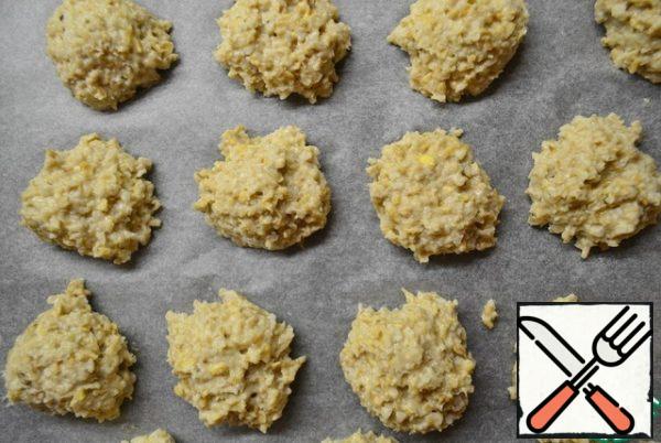 Use a teaspoon to form "balls". If you put it on a baking sheet, then you need to lubricate it with oil. I have baking paper, and I didn't grease it with oil, but sometimes I come across paper that also needs to be greased. Bake in a preheated 190°C oven for 20 minutes.
