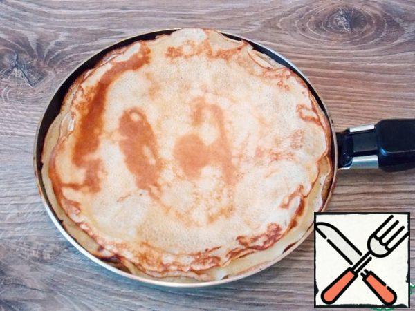 Put the pan on medium heat and heat. Grease with oil and bake pancakes. Depending on the diameter of the pan, we make them 3 large or 6 small. Turn the oven on 180 degrees.
