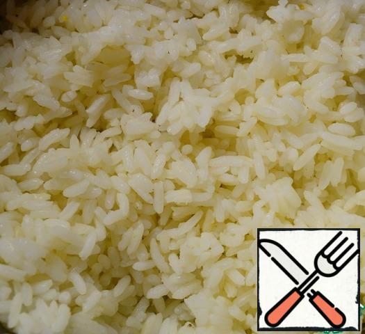 Boil the rice and cool it.