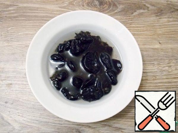 Wash the prunes and pour boiling water for 10-15 minutes . Drain off water and dry.