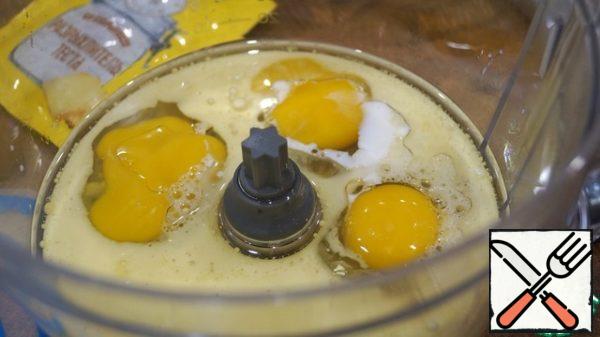 In the bowl of a food processor put the eggs, milk and olive oil.