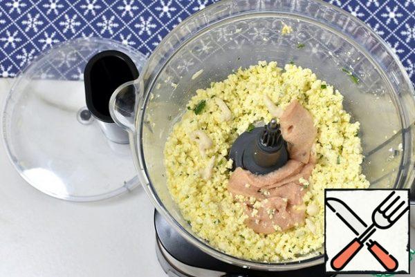 Add caviar and horseradish to the bowl. Pour in the lemon juice- it is better to start with 1 spoon. Lightly pepper.