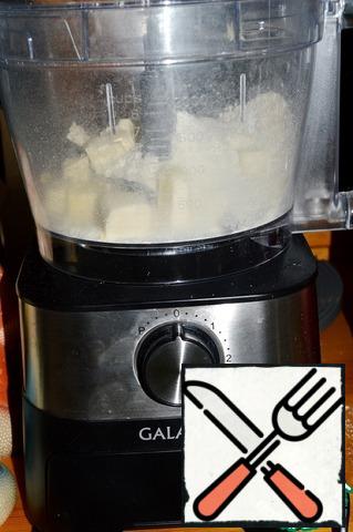 In the food processor, install the attachment for chopping. Put cold butter, margarine and flour sifted with salt.