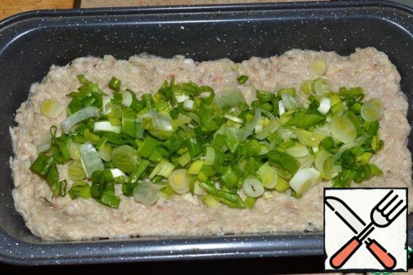 Put the minced green onions on the minced meat.
