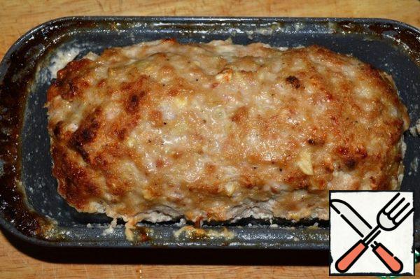 Bake the meatloaf in the oven at a temperature of 200 With 30-35 minutes, Remove, carefully drain the liquid, and then, if desired, the roll is good both hot and cold.