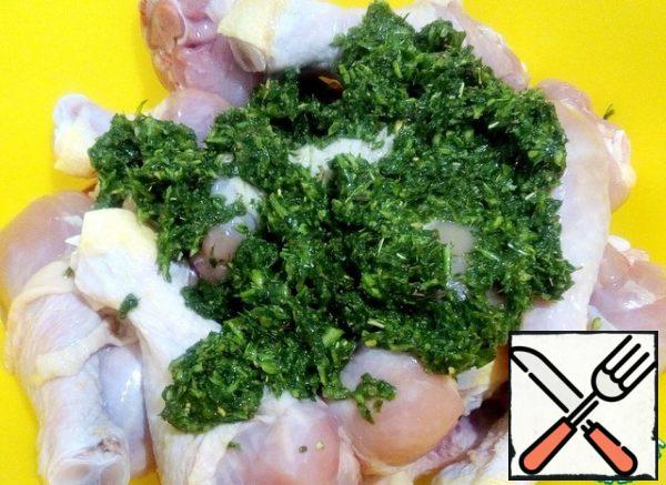 Wash the chicken drumsticks, dry them well, put them in a bowl and pour over the green marinade. Mix thoroughly and leave to marinate for two hours in the refrigerator.