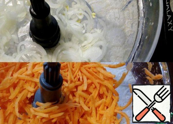 We start with the filling and take a food processor as an assistant
Use the slicing attachment to chop the onion. Change the shredding attachment and grate the carrots. All this is done in a matter of seconds.