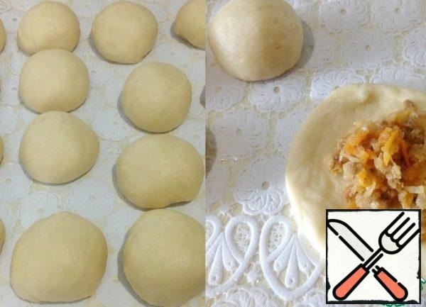 Divide the dough into 55-60 g pieces, roll them out and let them lie under a napkin for ten minutes.
Then proceed to the formation of cutlets. Knead each ball with oiled hands into a flat cake. Lay out the filling and pinch, rounding off the pie.