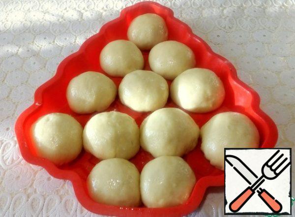 New Year. Christmas.
I will post it in the form of a "Christmas tree".
Cover the pies with a napkin and let them come up for another 30 minutes. Brush the pies with beaten egg and sprinkle with sesame seeds.
Place in a preheated 180°C oven for 30-35 minutes.
