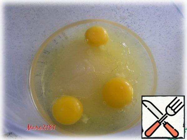 Mix 100 g of sugar, 1 tsp of salt , 150 ml of vegetable oil and 3 eggs until smooth.