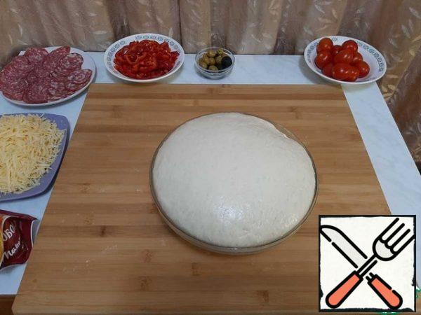 The dough came up. Knead a little.