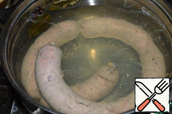 Boil the sausage in salted boiling water with the addition of Bay leaf and allspice for 15-20 minutes.