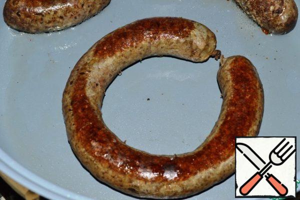 Remove the sausage, dry it and fry in a frying pan until a golden crust forms.