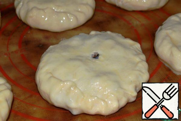 Grease the pies with egg and send them to bake in a preheated 200 C oven for about 20-30 minutes, depending on the size of the pies.