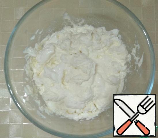 Mix the ricotta with sour cream or mayonnaise (2 tbsp).
