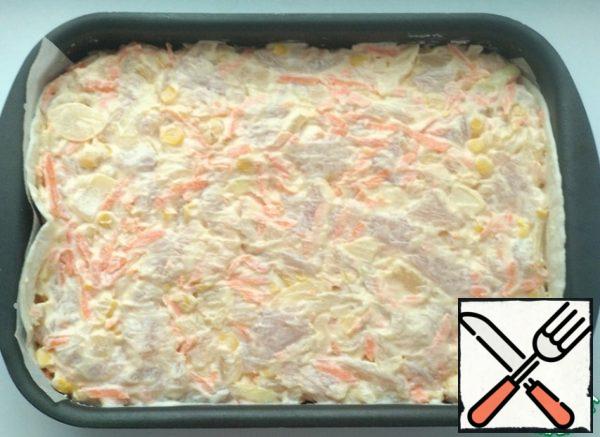 Distribute the chicken-curd mass. Cook in an oven preheated to 200 degrees for 30 minutes.