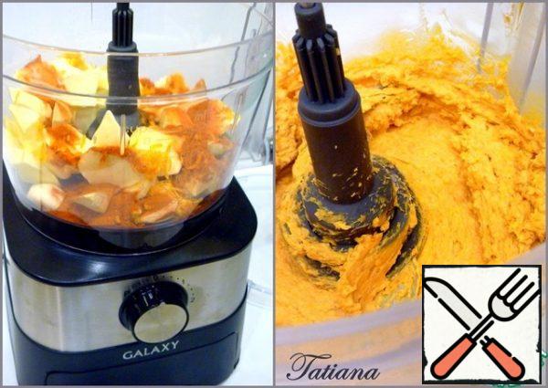 Place a chopping knife in the bowl of the food processor, put butter in the bowl (from the refrigerator) + peeled garlic + salt + orange zest + paprika. Mix all the products into a homogeneous mass.