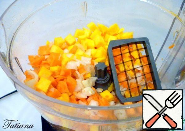Place the dicing attachment in the bowl of the food processor and chop the peeled vegetables: pumpkin, carrot and onion.