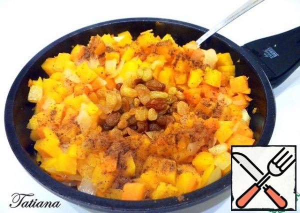 Heat the olive oil in a frying pan, put the vegetables in the heated oil, stir, add the raisins, put the vegetables under the lid for 5 minutes (no more). Vegetables should be raw, add salt and pepper to taste, add cinnamon and nutmeg, mix, let the vegetables cool down a little.