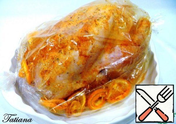 Put the chicken in a baking sleeve and place the orange slices around the edges of the chicken (the zest was used to make butter, and cut the remaining orange into rings). Bake the chicken at 200°C for about 1 hour. When the chicken is ready, let it stand in the oven for another 30-40 minutes.
