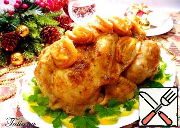 Cut the sleeve, remove all the toothpicks and cords, cut the chicken from the bottom along the breast, which would be convenient to apply the garnish. Transfer the finished chicken to a dish and serve it to the festive table.