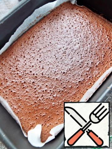 Bake at a temperature of 170 degrees, approximately 30-35 minutes.
As soon as the cake moves away from the paper, it means it is ready.