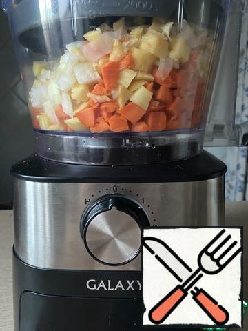 Cut vegetables into cubes. This can be done easily and quickly with the help of special knives in the combine.