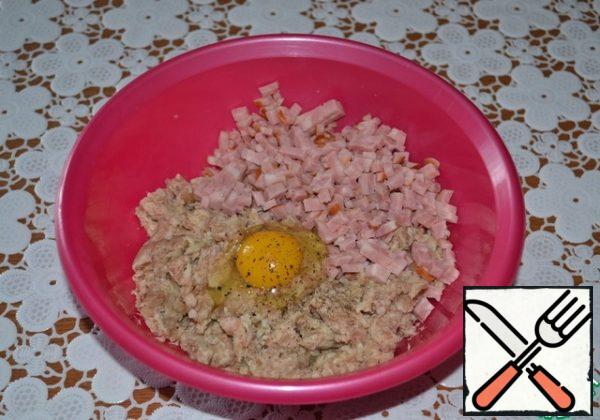 Pork meat and onions are twisted through a meat grinder. By the way, you can take the minced meat already ready, so it will be even faster and easier.
Add chopped ham, eggs, salt and pepper and mix well.
The meat base for the roll is ready.