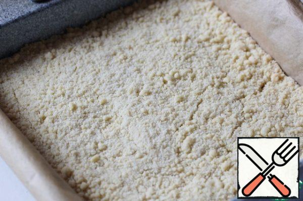 Bake in the oven, preheated to 180°C, for about 20 minutes.
The base will not be rosy, it will remain almost the same color as before baking, only the edges of the dough will be browned.
After cooking, cool the base.