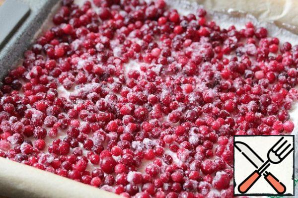 Put the berries on it.
Berries are better to take with sourness. Put the pie in the oven, preheated to 180°C, and bake for about 30 minutes.
Do not wait for Browning crumbs, focus on the specified baking time. If you overexpose the pie in the oven, the sand base will dry out and be hard.