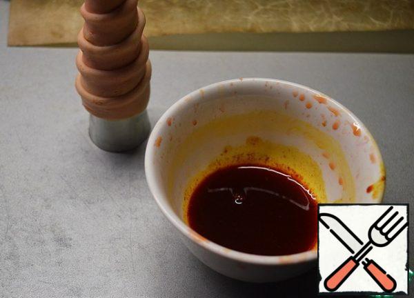 Dilute the red and orange colors in a small amount of warm water. Paint the prepared cones twice with a brush.