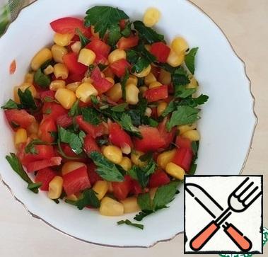 For the filling, take sugar corn, bell pepper and parsley. Mix the chopped parsley and bell pepper with the corn.