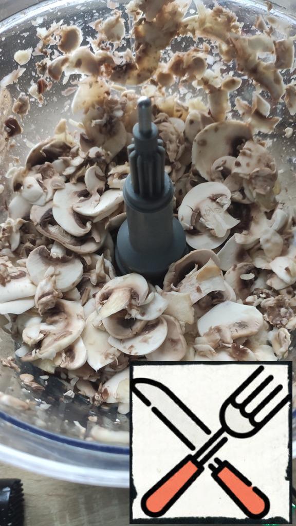 In the bowl of the combine, use the slicing attachment to slice well-washed mushrooms.