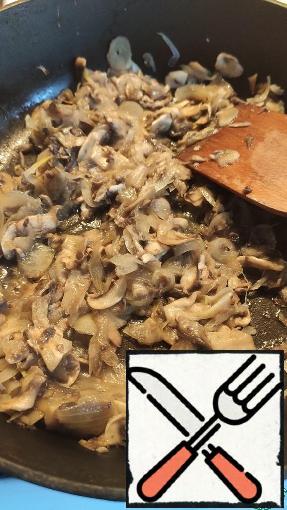 Fry the mushrooms and onions in a frying pan in vegetable oil.