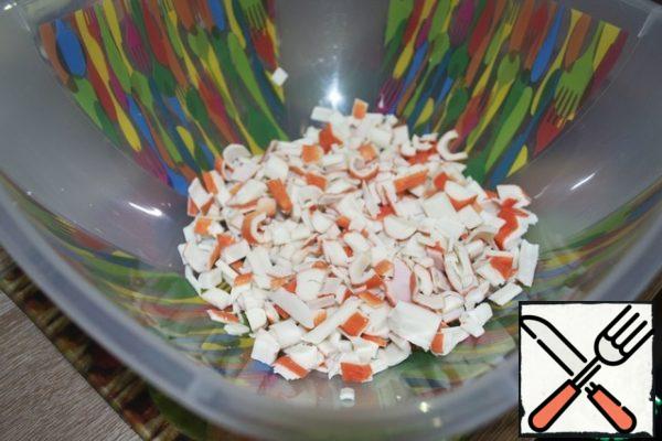 Cut the crab sticks into medium pieces, so that they don't get too small, and place them in a bowl.