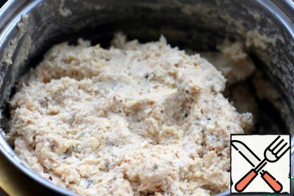 Combine the breast with the sauce, stir if it turns out to be too liquid, then add breadcrumbs to the mass, season with salt and pepper.