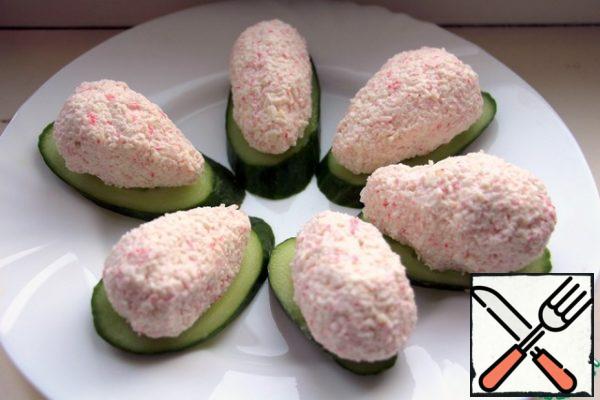 Cucumber cut into thin slices, from the finished mass to mold the body of the mouse and put on the cucumber.
