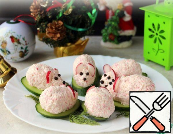 Form mouse ears from radish circles, and eyes and nose from pepper. The snack is ready!