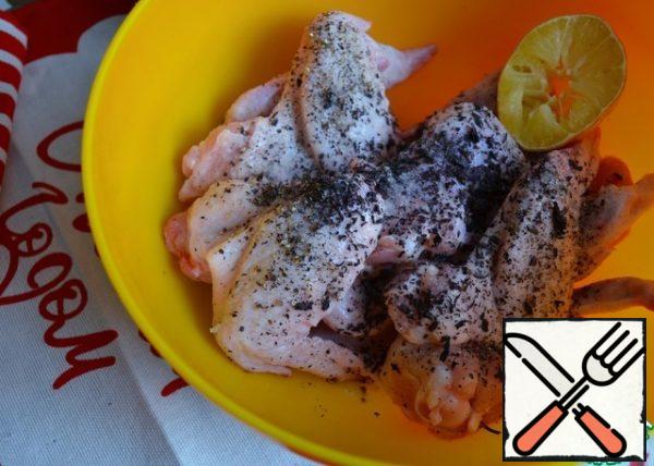 The time is indicated without pickling.
Wash the wings, dry and add salt,
add dried basil, pepper, lemon juice.
Leave for 1 hour.