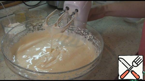 Separate the whites from the yolks. Add a pinch of salt to the whites and whisk well into a fluffy foam, then gradually pour in a glass of sugar, continuing to whisk, then add the yolks. I whipped for about five minutes.