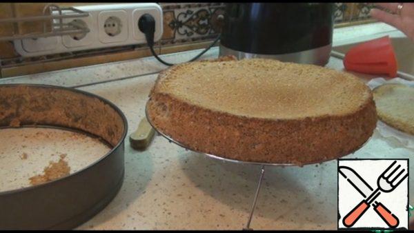 We take the finished cake out of the mold, put it on the grill, cool it completely. You can wrap it in plastic wrap and leave it for a day. If there is no time, get ready immediately.